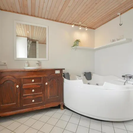 Five-bedroom Holiday In Semesterbostad Thyholm