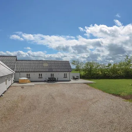 Semesterbostad Five-bedroom Holiday In *