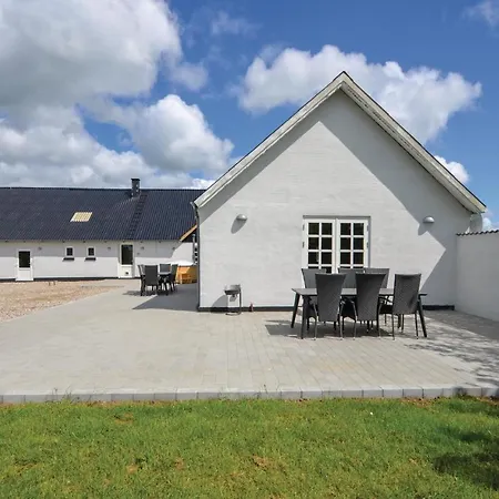 Semesterbostad Five-bedroom Holiday In